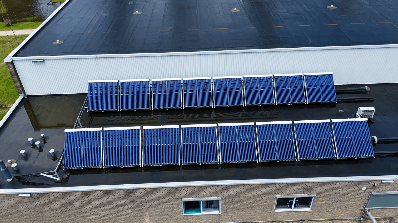 Technische ruimte met zonneboiler installatie